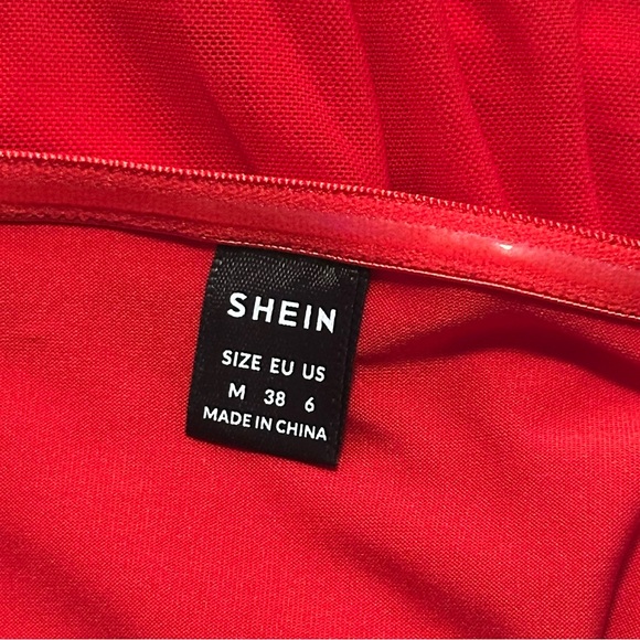 SHEIN Vibrant Red Asymmetrical Top - Picture 2 of 2
